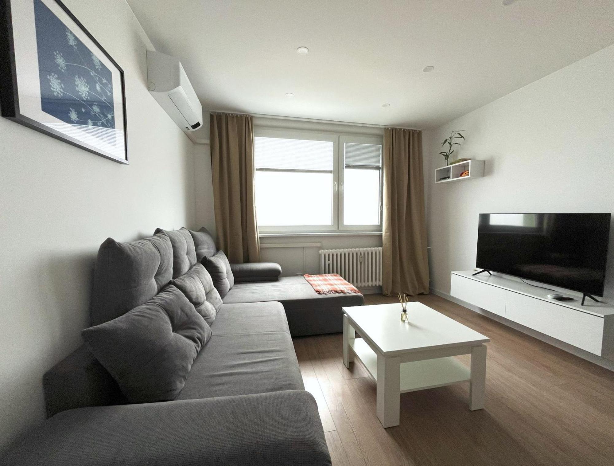 Elegant Escape Apartment III - Free Parking, Easy Access To City Center ブラチスラヴァ エクステリア 写真